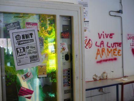 paris8 vending machine graffiti